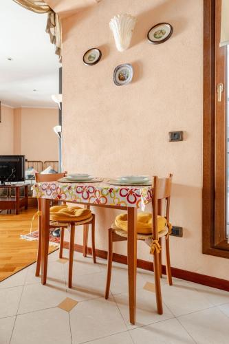 a dining room with a table and chairs at Live the History- A due passi dal Castello in Ferrara