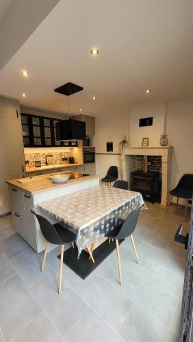 - une cuisine avec une table et un comptoir dans l'établissement Maison élégante entre Ré et Marais, à Marans