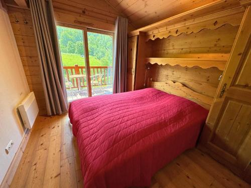 une chambre avec un lit dans une cabane en rondins dans l'établissement Appartement Confort+ avec Balcon et Parking - 3 Chambres, 6 pers, WiFi - Les Menuires - FR-1-452-315, à Praranger