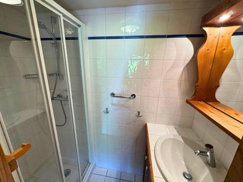 une salle de bain avec douche et lavabo dans l'établissement Appartement Confort+ avec Balcon et Parking - 3 Chambres, 6 pers, WiFi - Les Menuires - FR-1-452-315, à Praranger