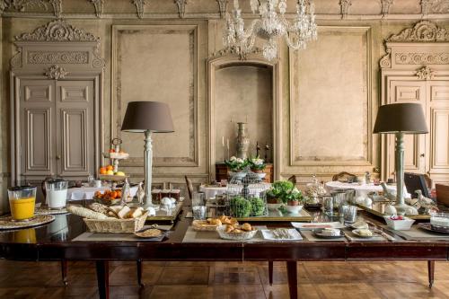 una mesa con comida en una habitación en Château Des Briottieres, en Champigné