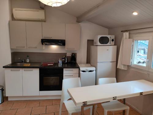 T2 de charme climatisé vue sur toits plein centre