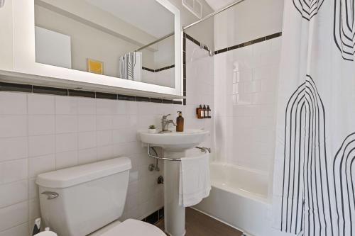 Ένα μπάνιο στο Where Comfort Meets Peace of Mind - CASA