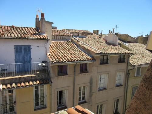 Photo de la galerie de l'établissement T2 de charme climatisé vue sur toits plein centre, à Aix-en-Provence