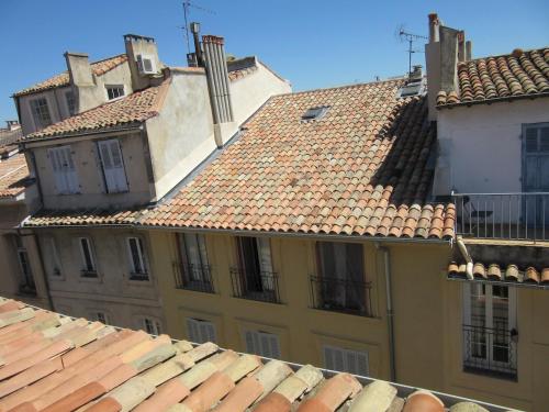 Photo de la galerie de l'établissement T2 de charme climatisé vue sur toits plein centre, à Aix-en-Provence