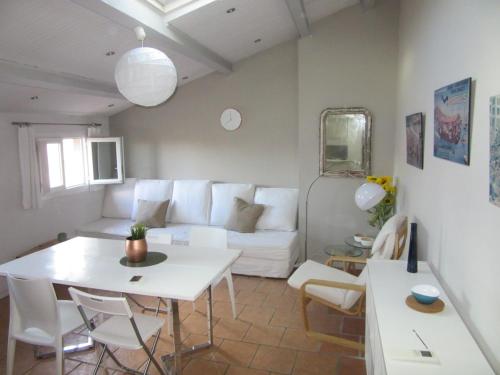 Photo de la galerie de l'établissement T2 de charme climatisé vue sur toits plein centre, à Aix-en-Provence