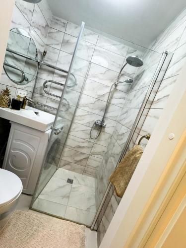 una doccia con una porta in vetro in un bagno di Trumpalaikė buto nuoma Plungėje a Plungė