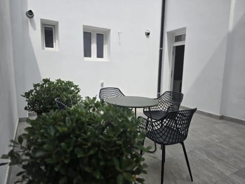 a patio with two chairs and a table and some plants at Topgelegen Appartement Alma in Antwerp