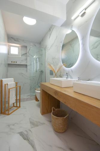 Bilik mandi di Artemaki House