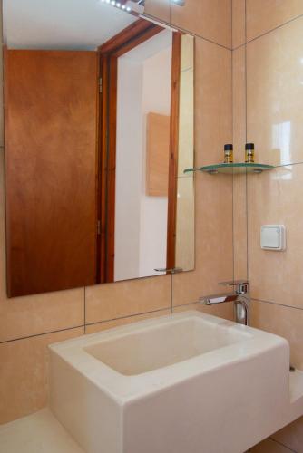 Bilik mandi di Artemaki House