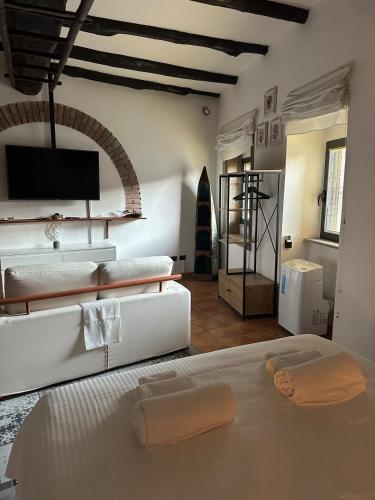 a living room with a white bed and a couch at Il Nido nel Cimino in Soriano nel Cimino