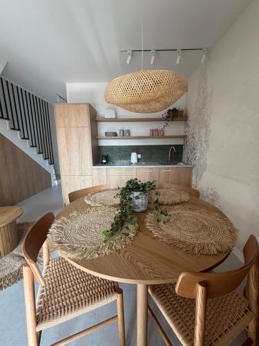 Küche/Küchenzeile in der Unterkunft Siedlisko na wydmach, sauna,podgrzewane jacuzzi,domki klimatyzowane,starlink internet,parking
