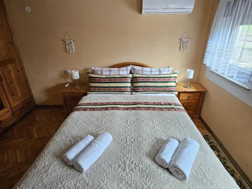 a bedroom with a bed with two towels on it at Kuca za odmor Poppke Danijela in Gradište Bekteško
