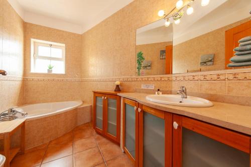 Ένα μπάνιο στο Western Mos Guesthouse