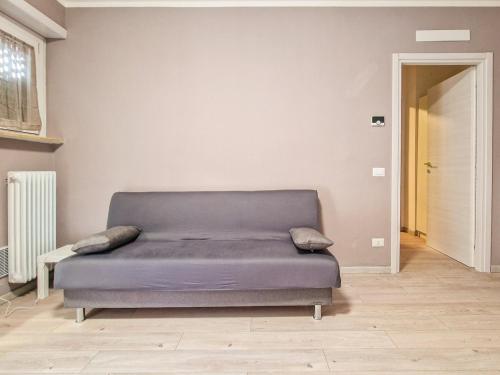 a bed sitting in a room with a wall at Nido nel verde in Segrate