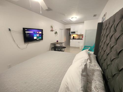 TV a/nebo společenská místnost v ubytování Cozy Studio