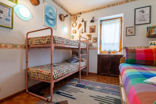 a bedroom with two bunk beds and a bed at La Meira di Lucia B&B in Rossana