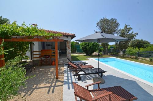 Holiday Home Eta With Pool