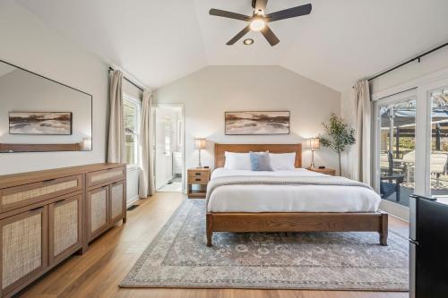 Postel nebo postele na pokoji v ubytování Cozy Ranch Retreat-Large Deck & Yard-10 Mins to Downtown