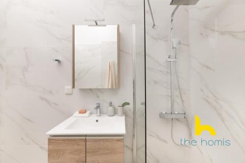 Modern Athens Stay - 2BR with Balcony, Steps to Metro