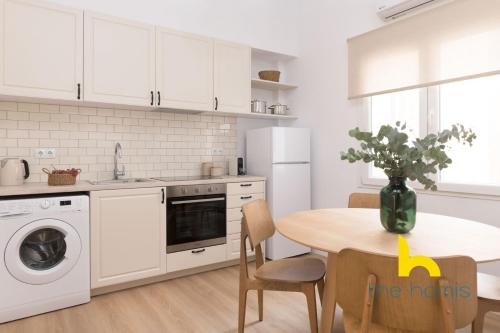 Modern Athens Stay - 2BR with Balcony, Steps to Metro