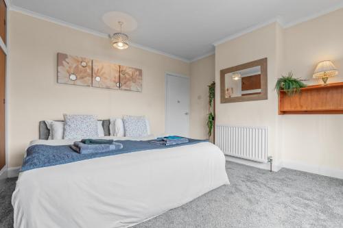 Ένα ή περισσότερα κρεβάτια σε δωμάτιο στο Welcome to Your Comfy Stay in Upper Stoke,Coventry