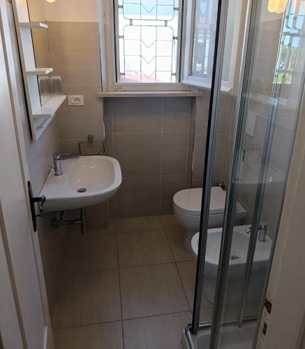 a small bathroom with a sink and a toilet at Casa da Oscar in Marcelli