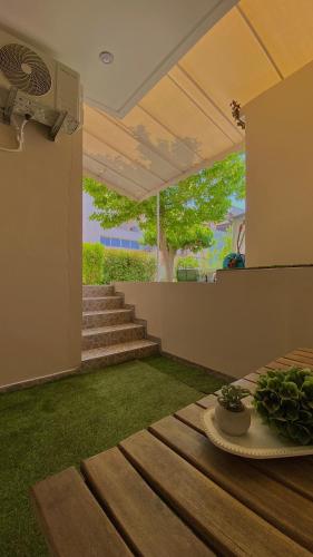 Κήπος έξω από το Home Irianna