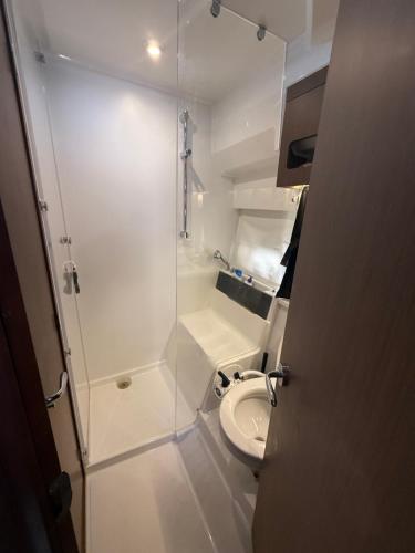 une petite salle de bain avec toilettes et lavabo dans l'établissement Hébergement bateau à quai, à Saint-Mandrier-sur-Mer