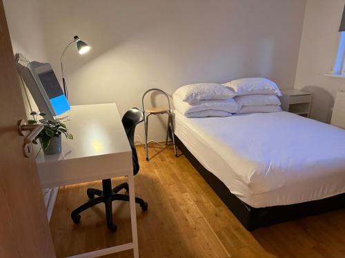 Cozy modern flat in suburb near centerにあるベッド