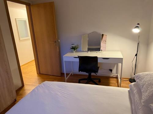 Cozy modern flat in suburb near centerにあるベッド