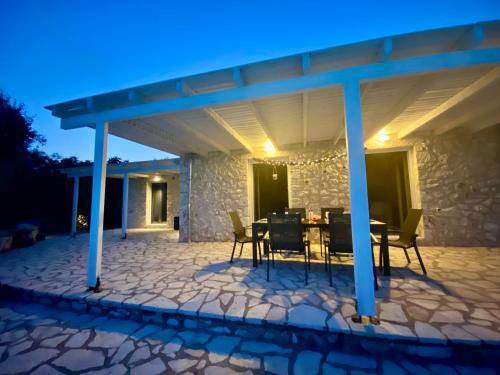 Патио или другая зона на открытом воздухе в Zarmine Villa