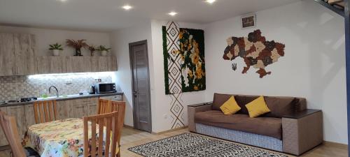 Una cocina y una sala de estar con un sofá y una mesa. en Legit House, en Yaremche