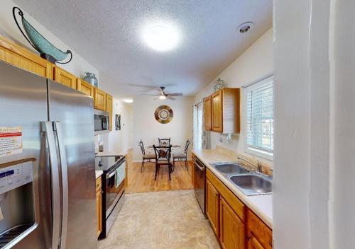 Dapur atau dapur kecil di Sunset River House