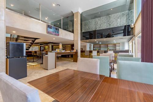 Un comedor con mesa y sillas en Hotel Majestic Rosario, en Rosario