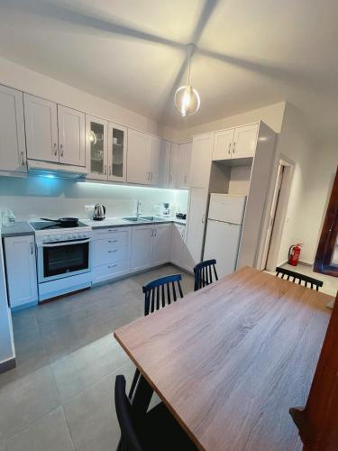 Кухня или мини-кухня в Country House, Lagoudi Village
