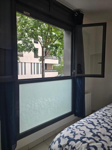 - une fenêtre donnant sur l'eau dans l'établissement Terracotta, à Lyon