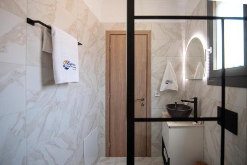 Ένα μπάνιο στο Esperos Panoramic View Suites 2