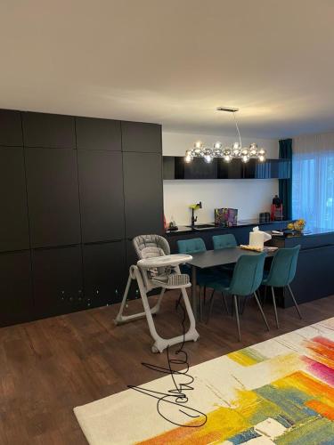 une salle à manger avec une table et des chaises bleues dans l'établissement Appartement une chambre, à Cannes