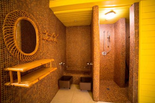 e bagno con doccia, servizi igienici e lavandino. di Langley Hotel Rendlhof a Sankt Anton am Arlberg