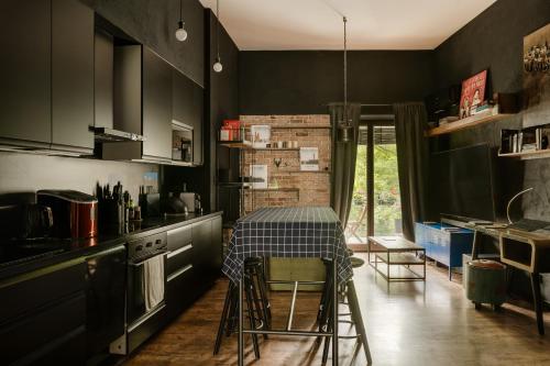 Premium Black Apartment Krakow Center with Parking