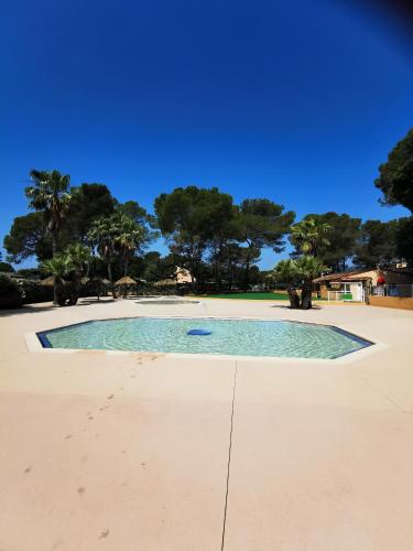 une piscine d'eau au milieu d'une plage dans l'établissement Évasion tout confort pour 4 - Domaine avec 5 piscines & activités !, à Fréjus
