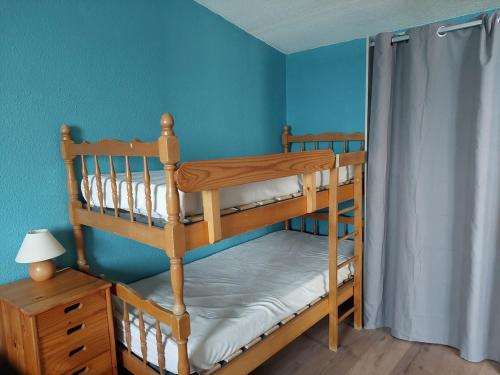 - 2 lits superposés dans un dortoir aux murs bleus dans l'établissement Le Barcarès avec vue panoramique sur la mer, au Barcarès