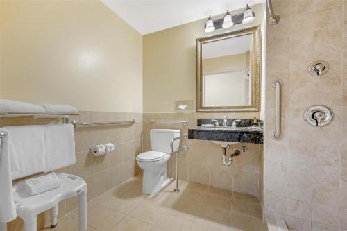 Ένα μπάνιο στο Best Western PLUS Vineyard Inn and Suites