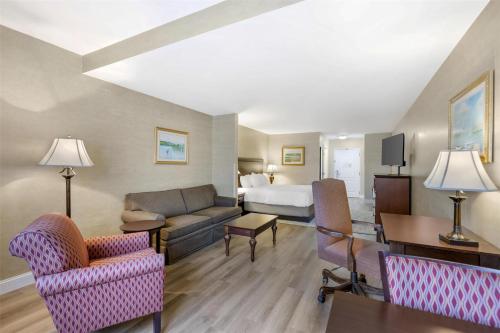 Χώρος καθιστικού στο Best Western PLUS Vineyard Inn and Suites