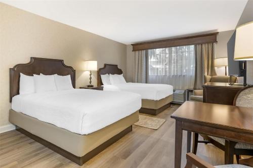 Ένα ή περισσότερα κρεβάτια σε δωμάτιο στο Best Western PLUS Vineyard Inn and Suites