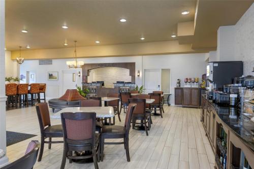 Η κουζίνα ή μικρή κουζίνα στο Best Western PLUS Vineyard Inn and Suites