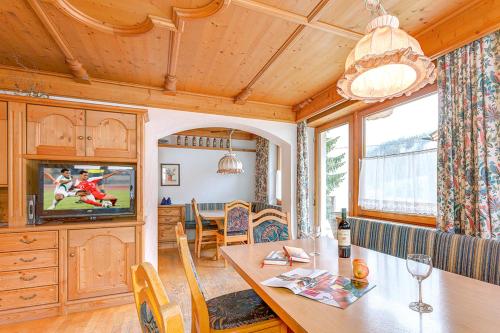 TV a/nebo společenská místnost v ubytování Ferienhaus Sahra