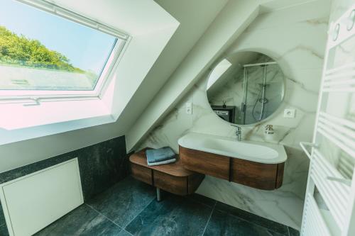 Bilik mandi di Gîte LEHA avec jacuzzi à RimbachZell pour 5 personnes