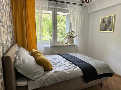 DebinaにあるApartamenty Dębinaの窓付きのベッドルームのベッド1台